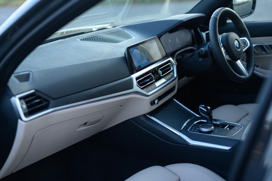 Торпедо BMW 320d xDrive Touring M Sport (G21) 2019 года  (JP) (фото 14 из 28)
